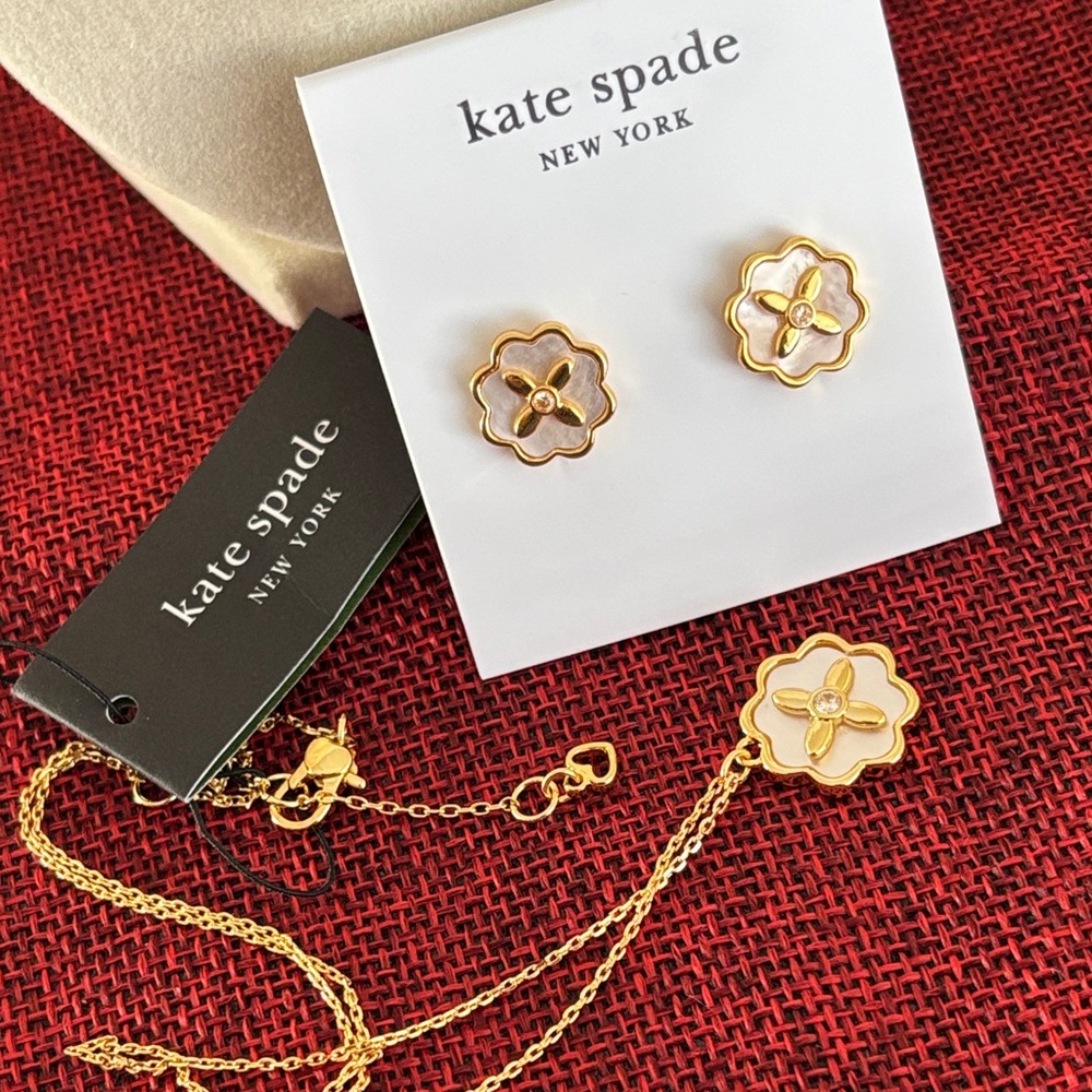 ♠️🤍 Kate Spade Gold and Mother of Pearl Floral Necklace and Earrings set 🤍♠️ - Picture 4 of 5